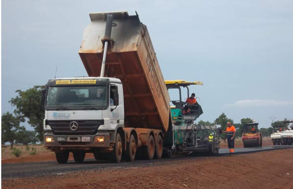 Ressources humaines  dans le BTP: Onze  spécialistes espagnols du bitumage sur le chantier Tandjouaré-Cinkanssé