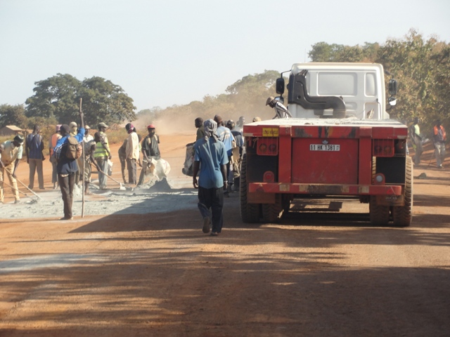 Chantier Tandjouaré-Cinkansé :  La route se bitume à grand  pas