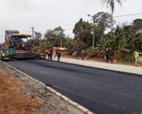 EBOMAF-GABON : Les Travaux publics testent la solidité du futur bitume sur le chantier Ntoum-Cocobeach